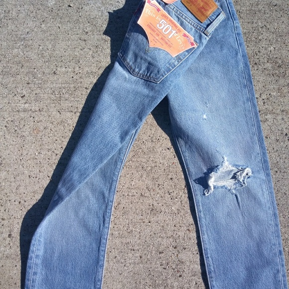 Levis 501 Skinny Jeans In Can't Touch This Wash - Picture 6 of 7